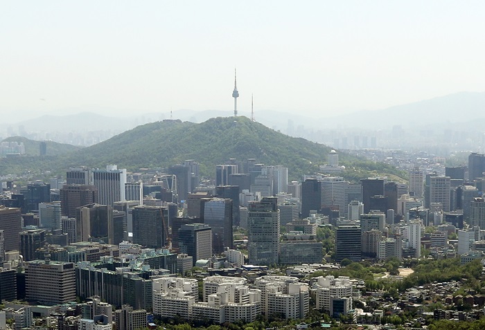 The World Bank released data showing the gross domestic product and gross national income per capita in each country in 2017 on Aug. 16. The photo above shows a bird’s eye view of Seoul and Namsan Mountain. (Jeon Han)